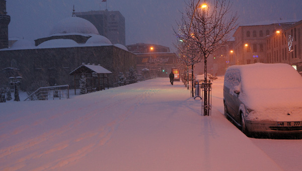 ERZURUM’A YILIN İLK KARI YAĞDI