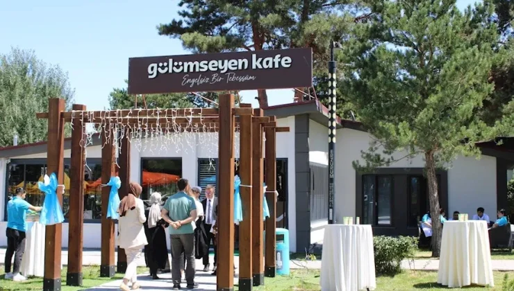 Gülümseyen Kafe gülümsetti…