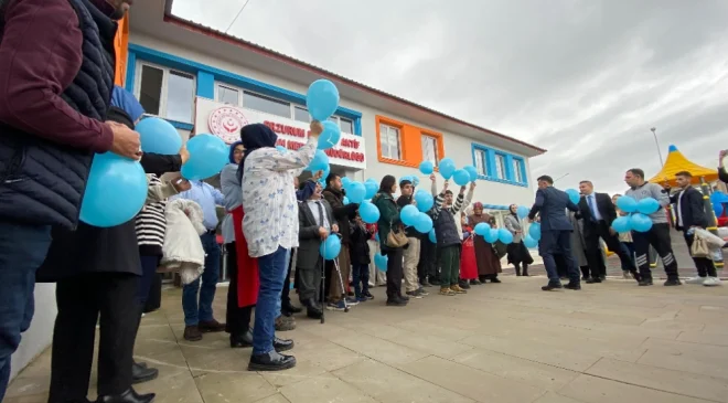 Erzurum’da otizm farkındalığı için mavi balonlar gökyüzüne bırakıldı