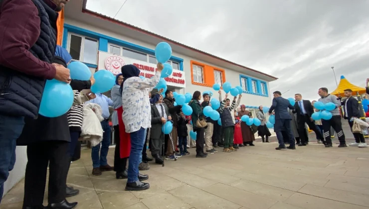 Erzurum’da otizm farkındalığı için mavi balonlar gökyüzüne bırakıldı