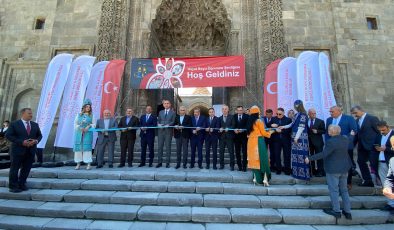 Tarihi Çifte Minareli Medrese’de El Emeği Ürünler Sanatseverlerle Buluştu