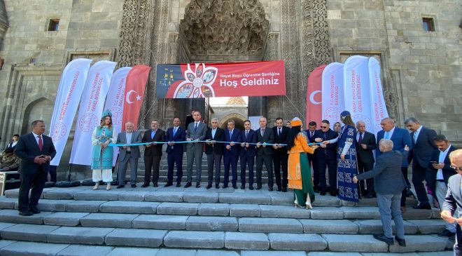 Tarihi Çifte Minareli Medrese’de El Emeği Ürünler Sanatseverlerle Buluştu