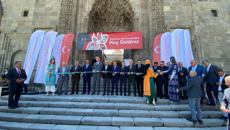 Tarihi Çifte Minareli Medrese’de El Emeği Ürünler Sanatseverlerle Buluştu