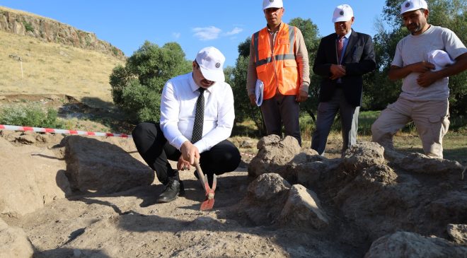 Rektör Hacımüftüoğlu, Parmaksız Kale Höyük Kazı Alanında İncelemelerde Bulundu